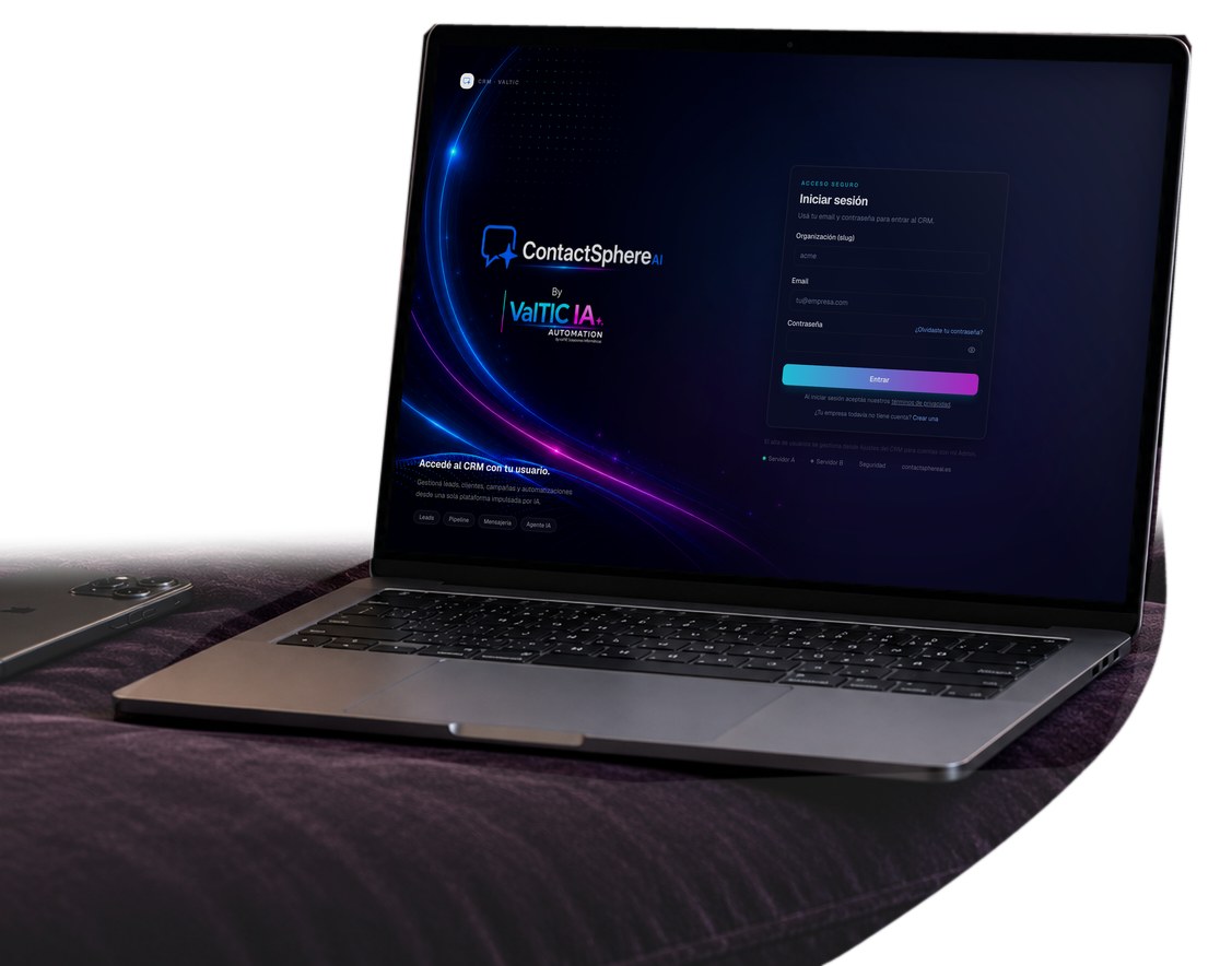 Portátil con la pantalla de inicio de sesión de ContactSphere AI sobre un sofá